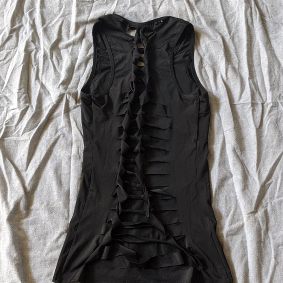 Tight workout top with open back design - Picture 2 of 3